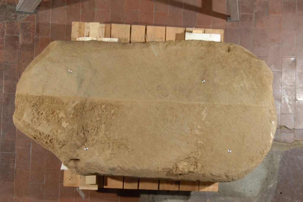 La stele di Poggio Colla durante la pulitura nel 2015